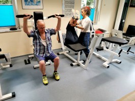 Krankengymnastik an verschiedenen Geräten 